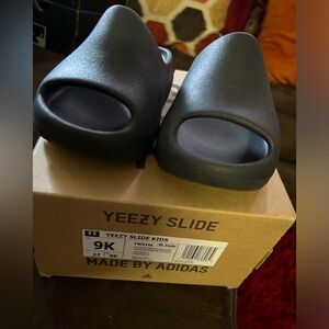 Toddler black Yeezys slides size 9c